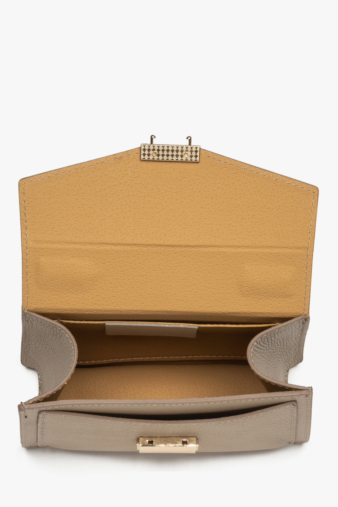 Geöffnete Tasche mit Blick auf das luxuriöse Echtleder-Innenfutter