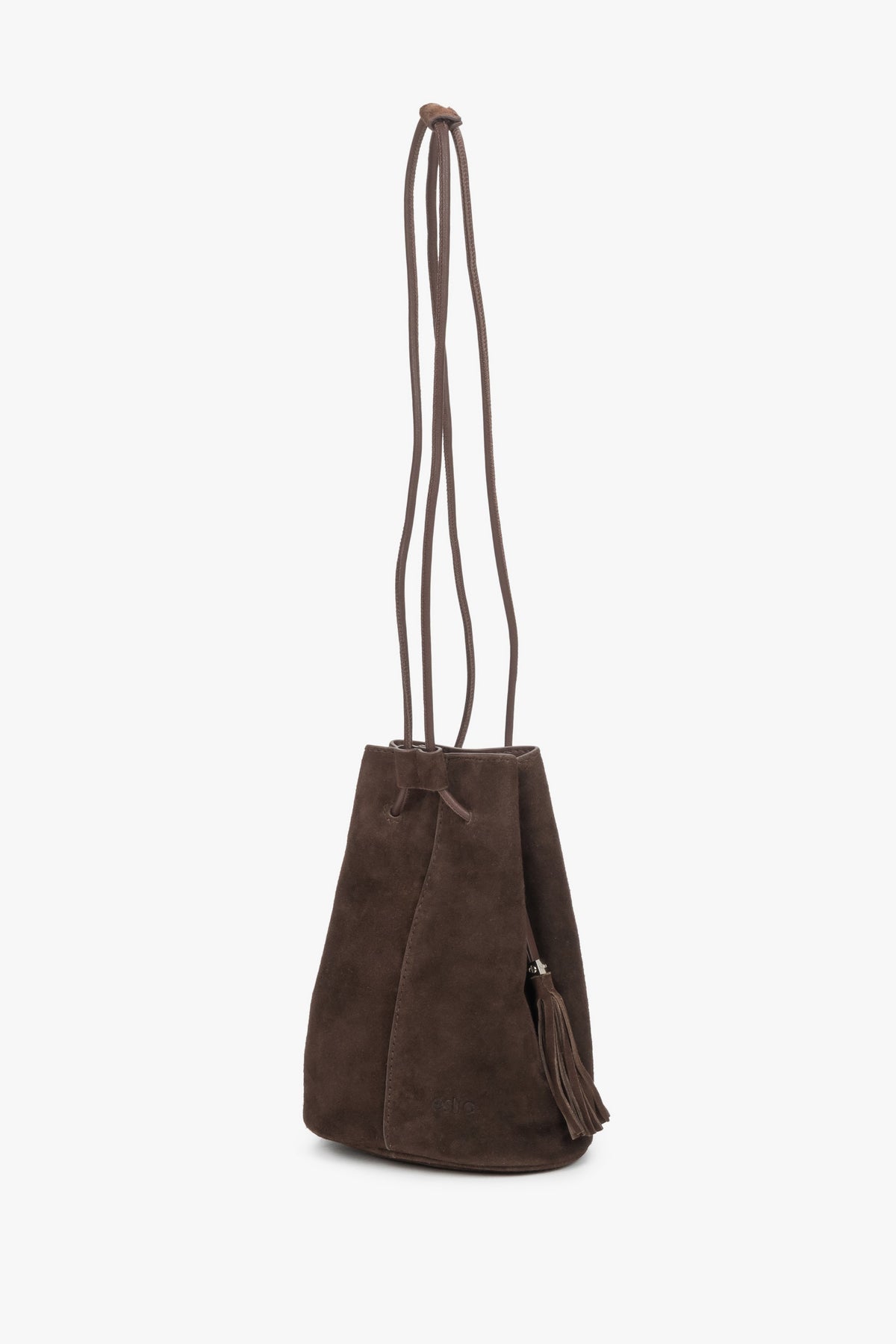 Kleine braune Damen-Beuteltasche aus echtem Velours in Rückansicht mit langem Riemen