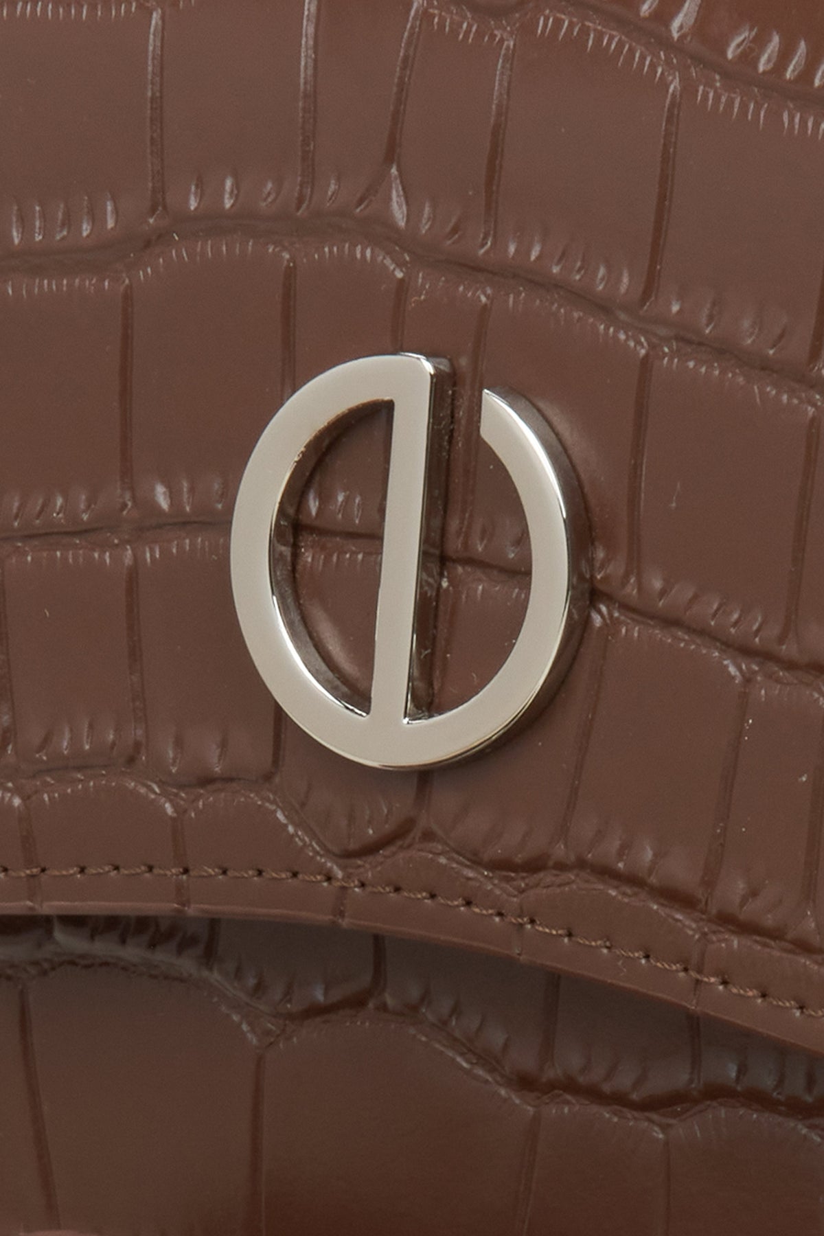 Braune Damenhandtasche von Estro – Nahaufnahme der Details.