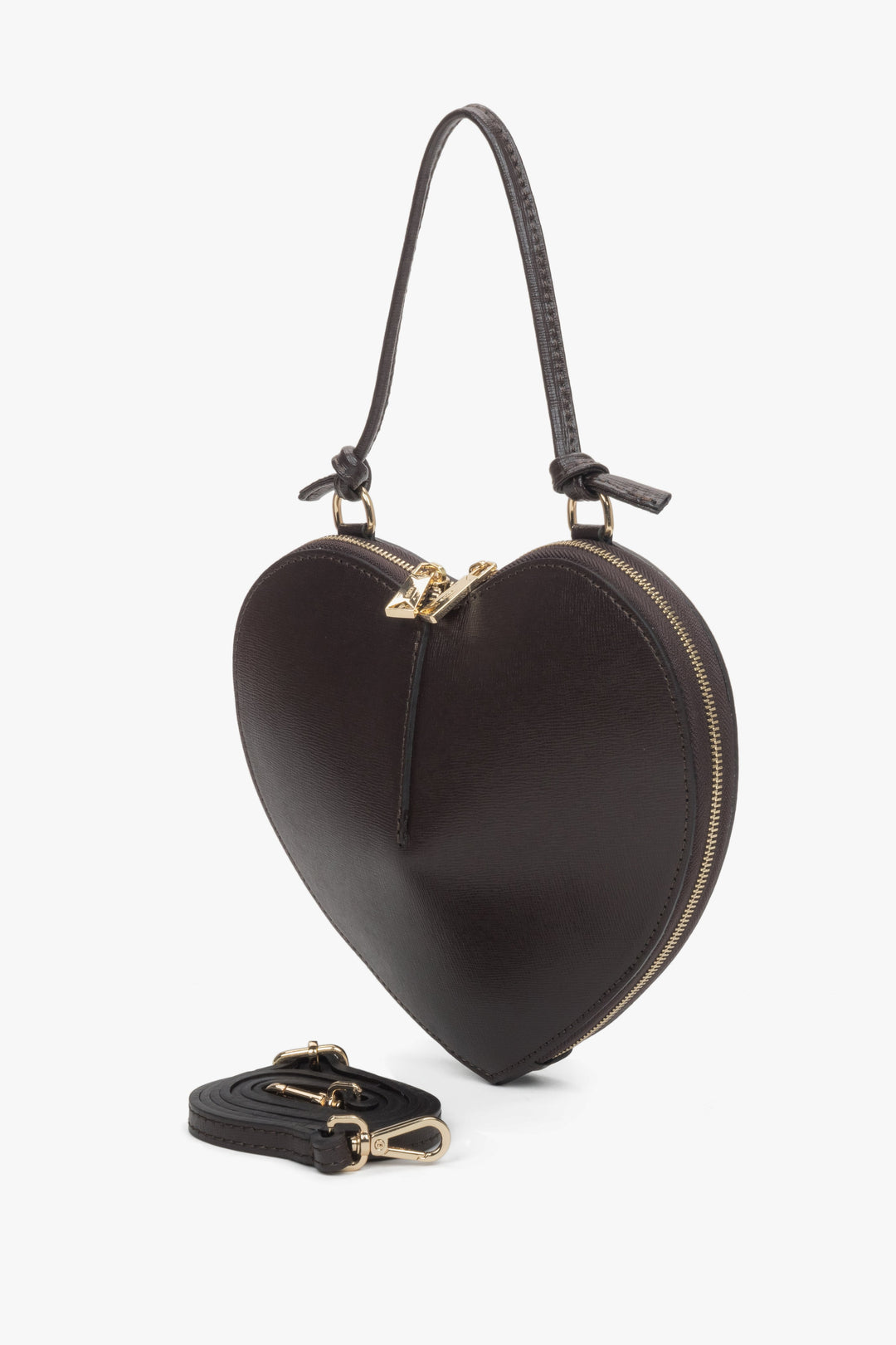 Ansicht der herzförmigen Handtasche zusammen mit dem langen Schulterriemen für den Crossbody-Look