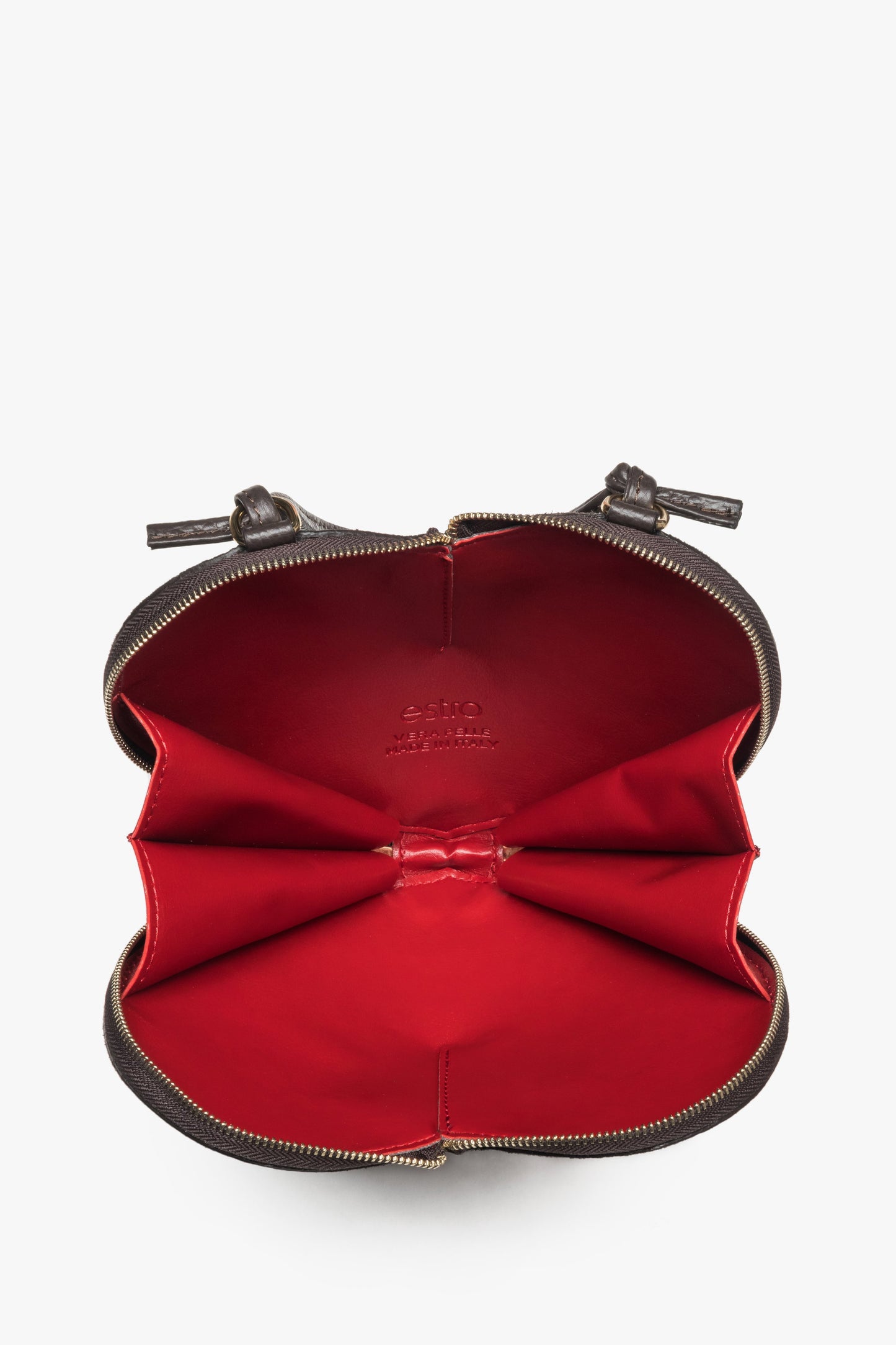 Draufsicht in die geöffnete Tasche, die das luxuriöse rote Echtleder-Innenfutter zeigt