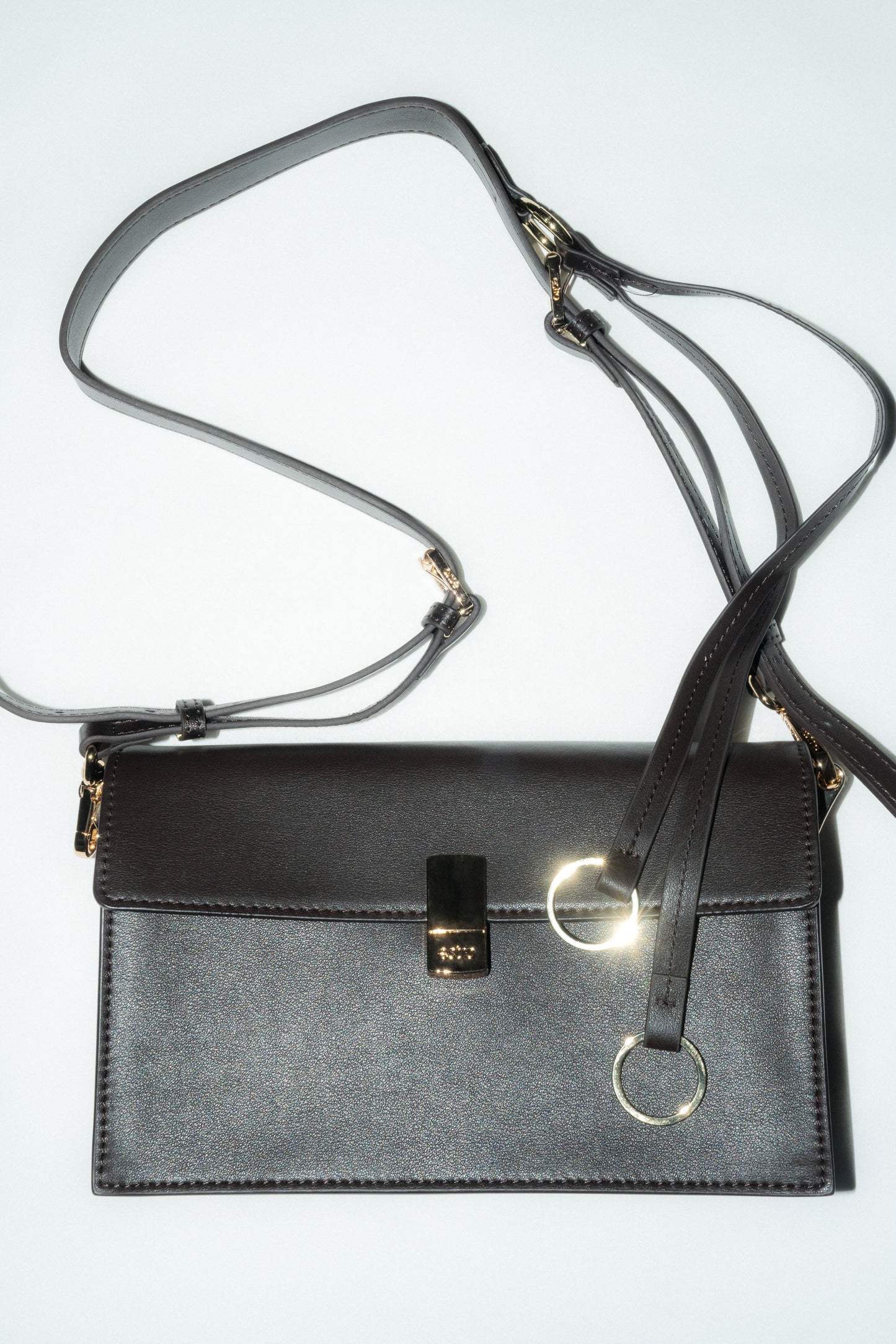 Ansicht der edlen Schultertasche mit langem Trageriemen, ideal als Crossbody-Bag.