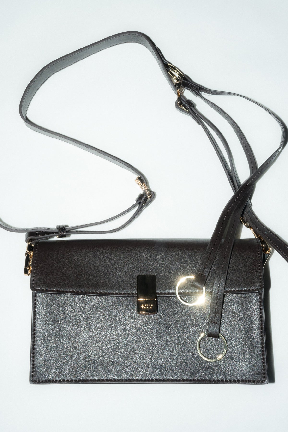 Ansicht der edlen Schultertasche mit langem Trageriemen, ideal als Crossbody-Bag.