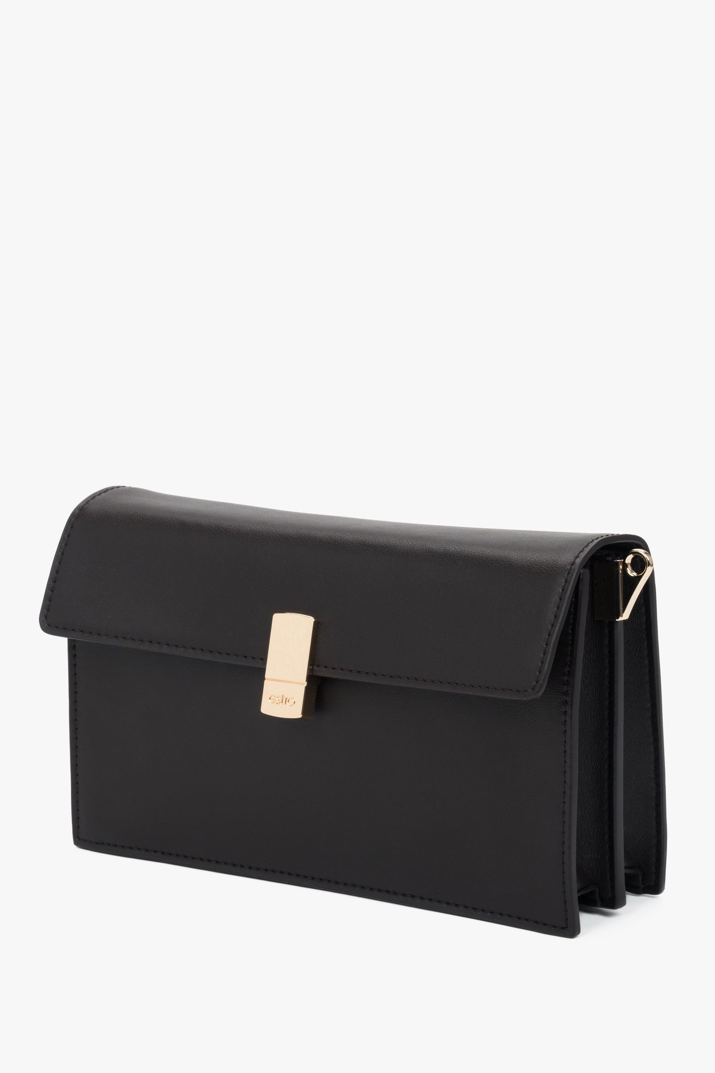 Schräge Ansicht der kompakten Damen-Tasche aus glattem, dunkelbraunem Echtleder.