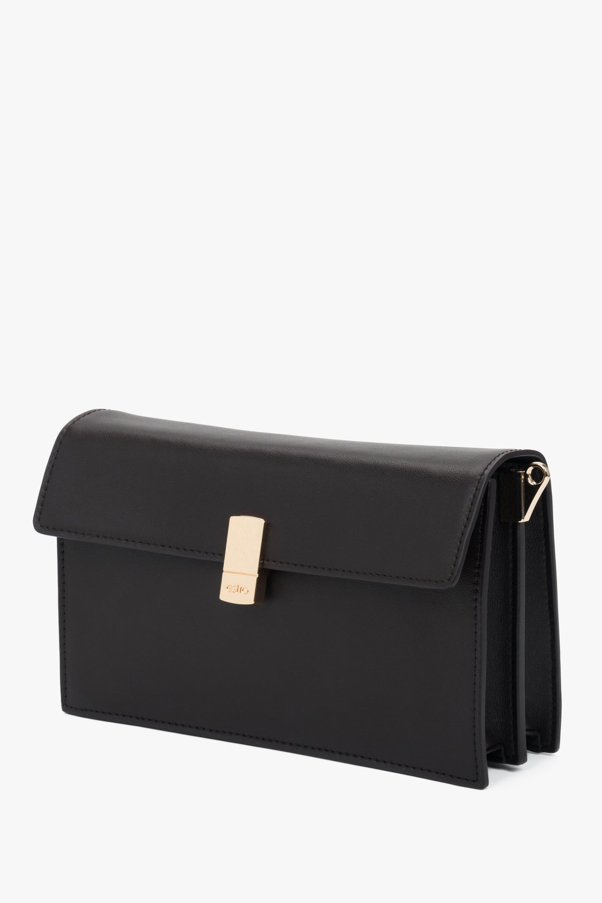 Schräge Ansicht der kompakten Damen-Tasche aus glattem, dunkelbraunem Echtleder.