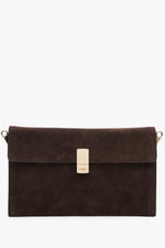 Frontalansicht der kleinen dunkelbraunen Veloursledertasche mit elegantem goldenem Verschluss.