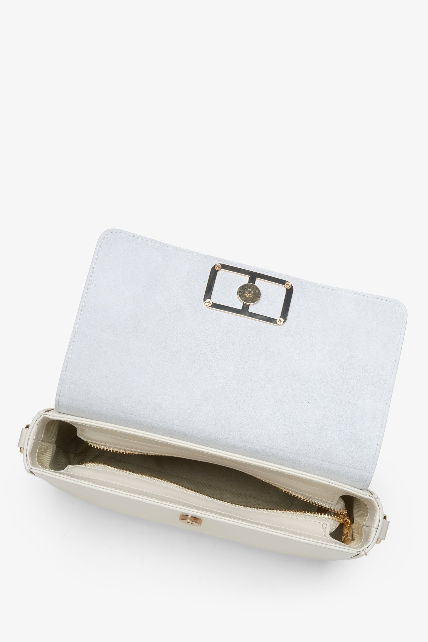 Kleine Damenhandtasche in milchig-beiger Farbe, im Baguette-Stil entworfen.