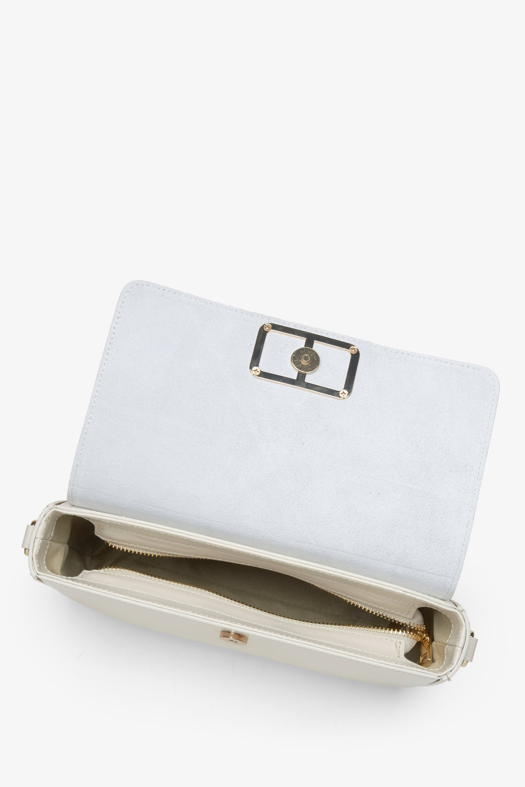 Kleine Damenhandtasche in milchig-beiger Farbe, im Baguette-Stil entworfen.