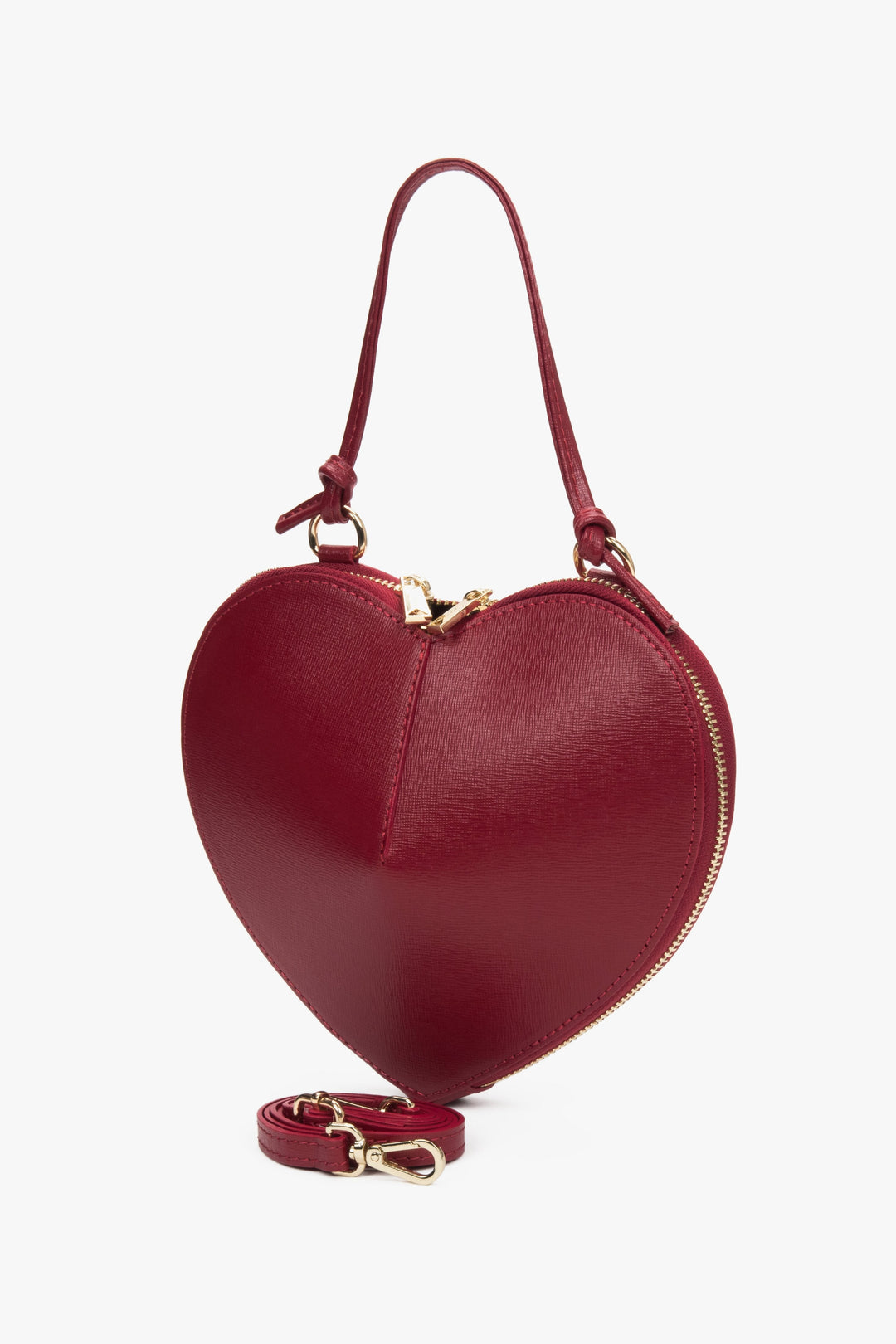 Schrägansicht der roten Herz-Tasche zur Veranschaulichung der Silhouette und des Riemens