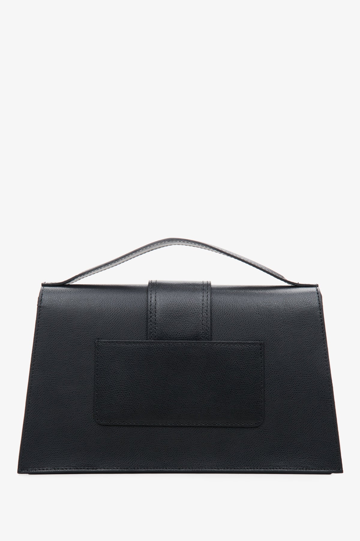 Damen-Lederhandtasche mit Klappe von Estro in Schwarz – Rückseite.

