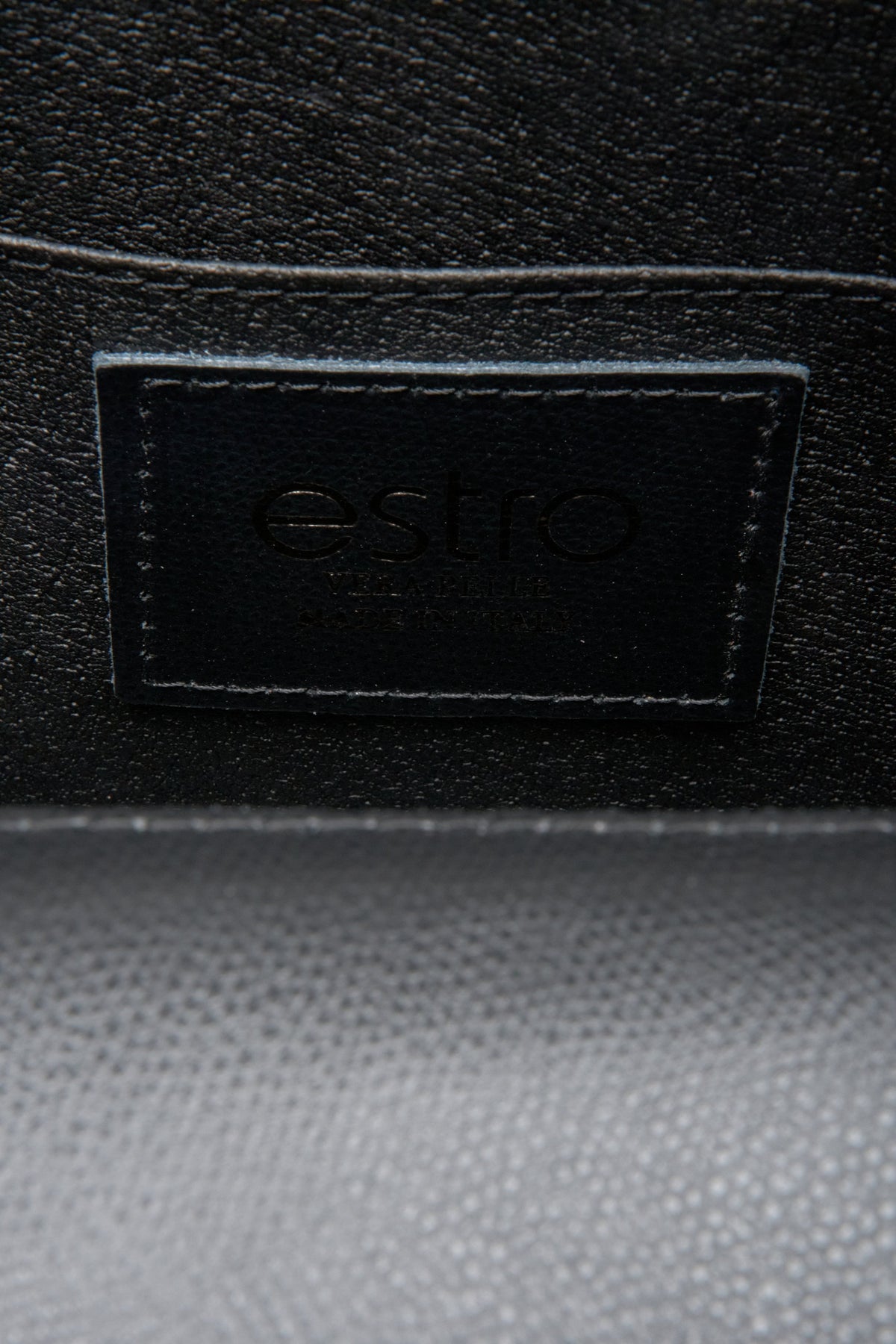 Schwarze Lederhandtasche für Damen von Estro – Nahaufnahme der Details.