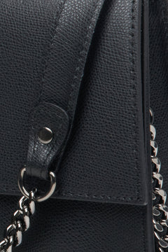 Schwarze Damen-Lederhandtasche mit Klappe von Estro – Nahaufnahme der Details.