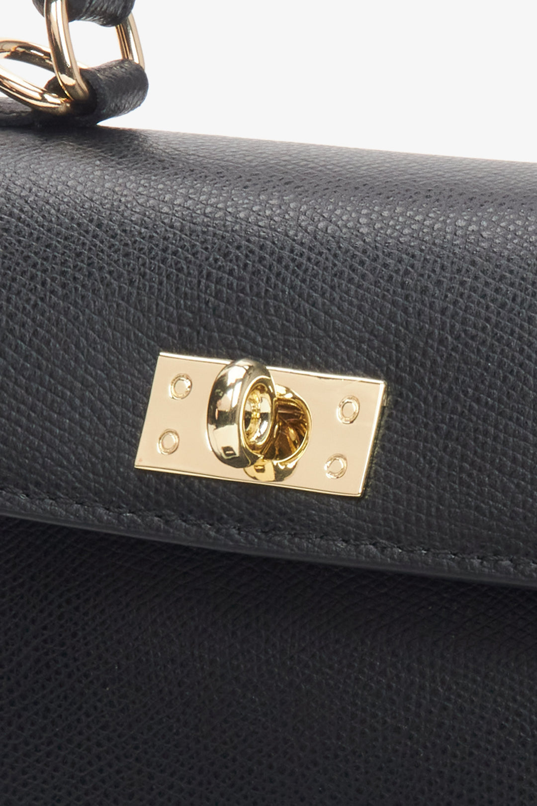 Detailansicht der stabilen und eleganten Henkelbefestigung mit hochwertigen Metall-Details.