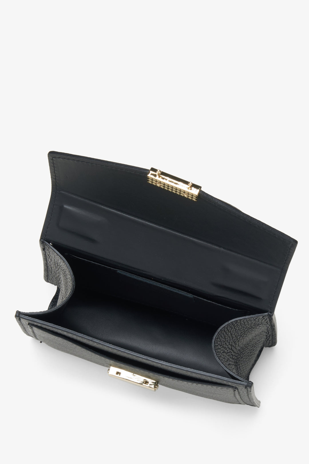 Blick in das geöffnete Tascheninnere mit Fokus auf das Echtlederfutter 