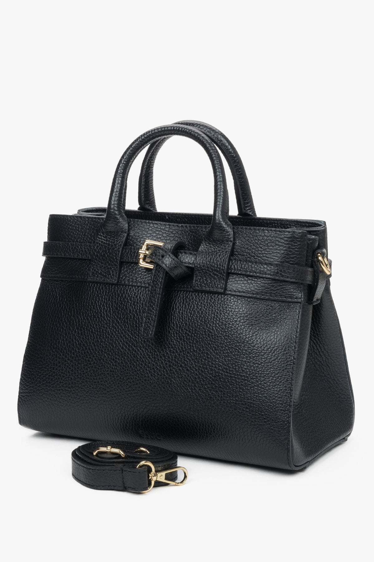 Schräge Ansicht der kleinen schwarzen Damen-Henkeltasche aus italienischem Leder.