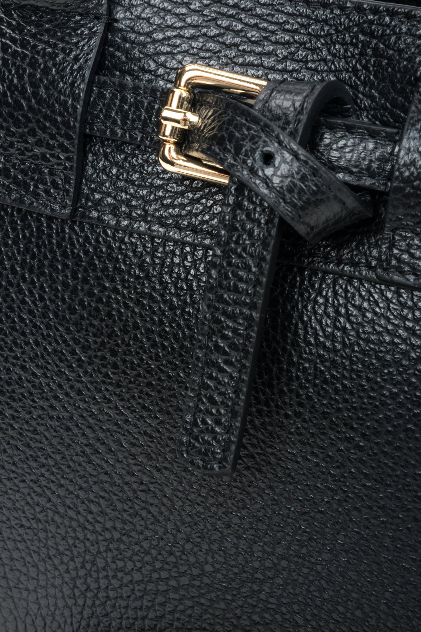 Detailansicht der goldfarbenen Schnalle an schwarzer Estro Henkeltasche.