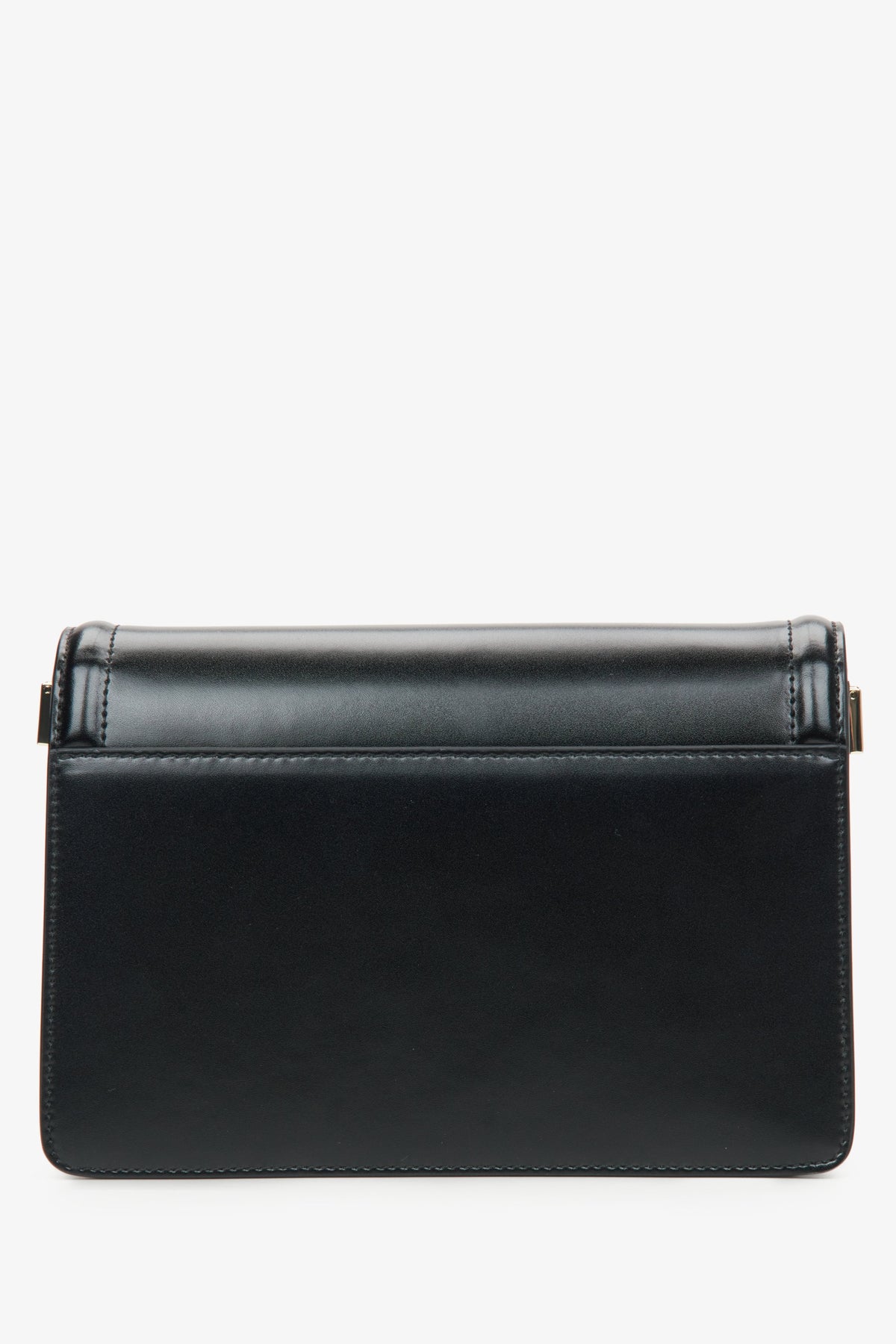 Kleine schwarze Damen-Lederschultertasche von Estro – Rückansicht des Modells.