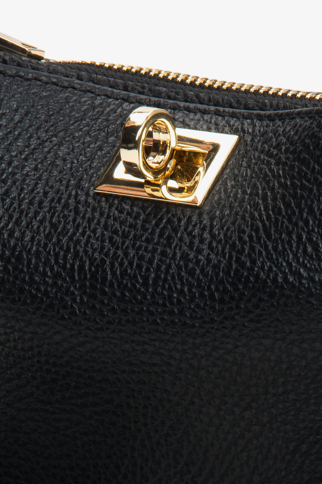 Nahaufnahme des dekorativen goldenen Steckverschlusses an der Vorderseite der Tasche 