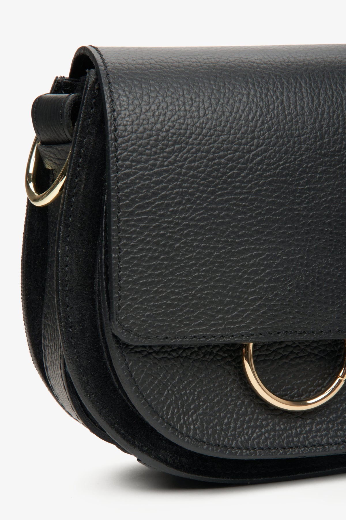 Schwarze, kleine Damenhandtasche von Estro, hergestellt in Italien – Nahaufnahme der Details.