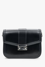 Kleine schwarze Damenhandtasche aus echtem Leder mit silberner Hardware Estro ER00113899.