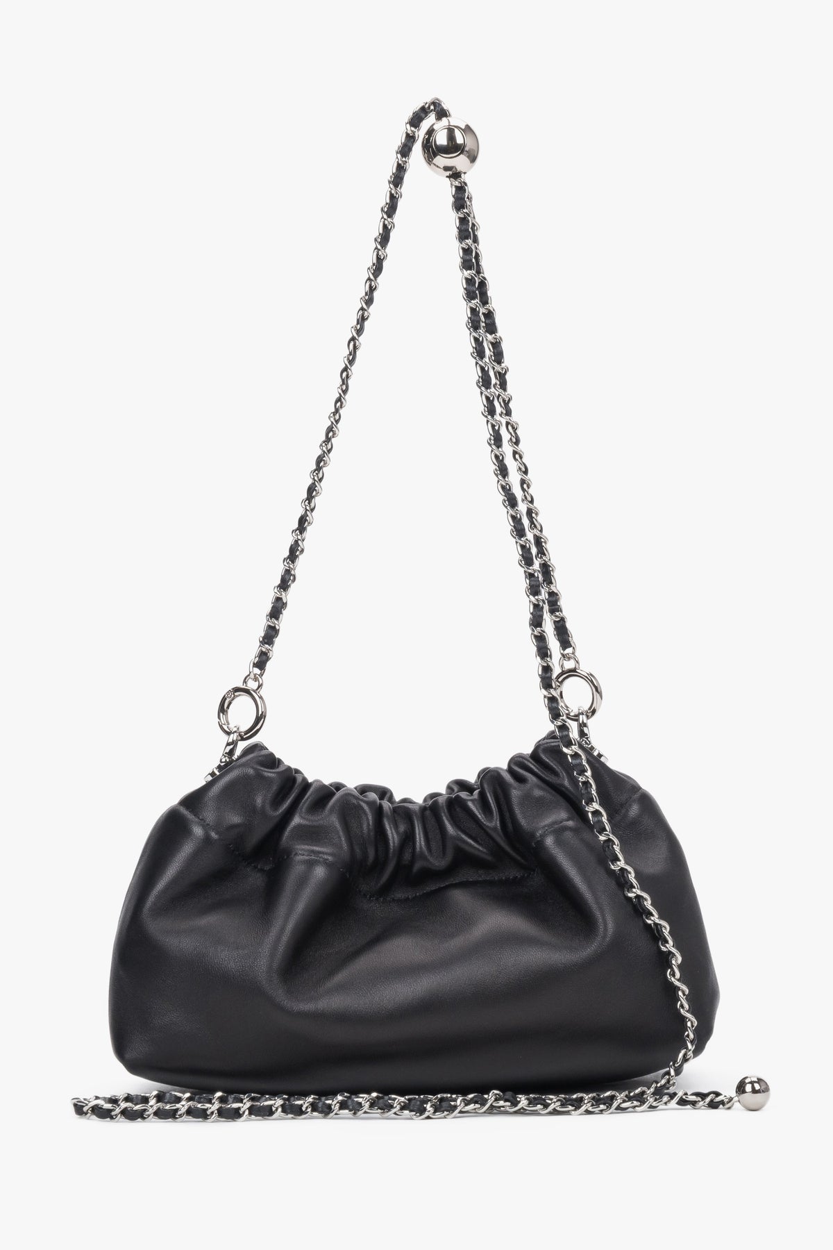Kleine schwarze Schultertasche mit Kettenriemen auf weißem Hintergrund