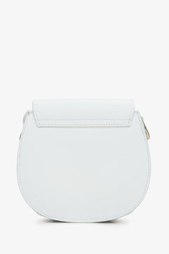 Kleine Damen-Lederhandtasche von Estro, italienische Herstellung – Rückseite des Modells in Weiß.