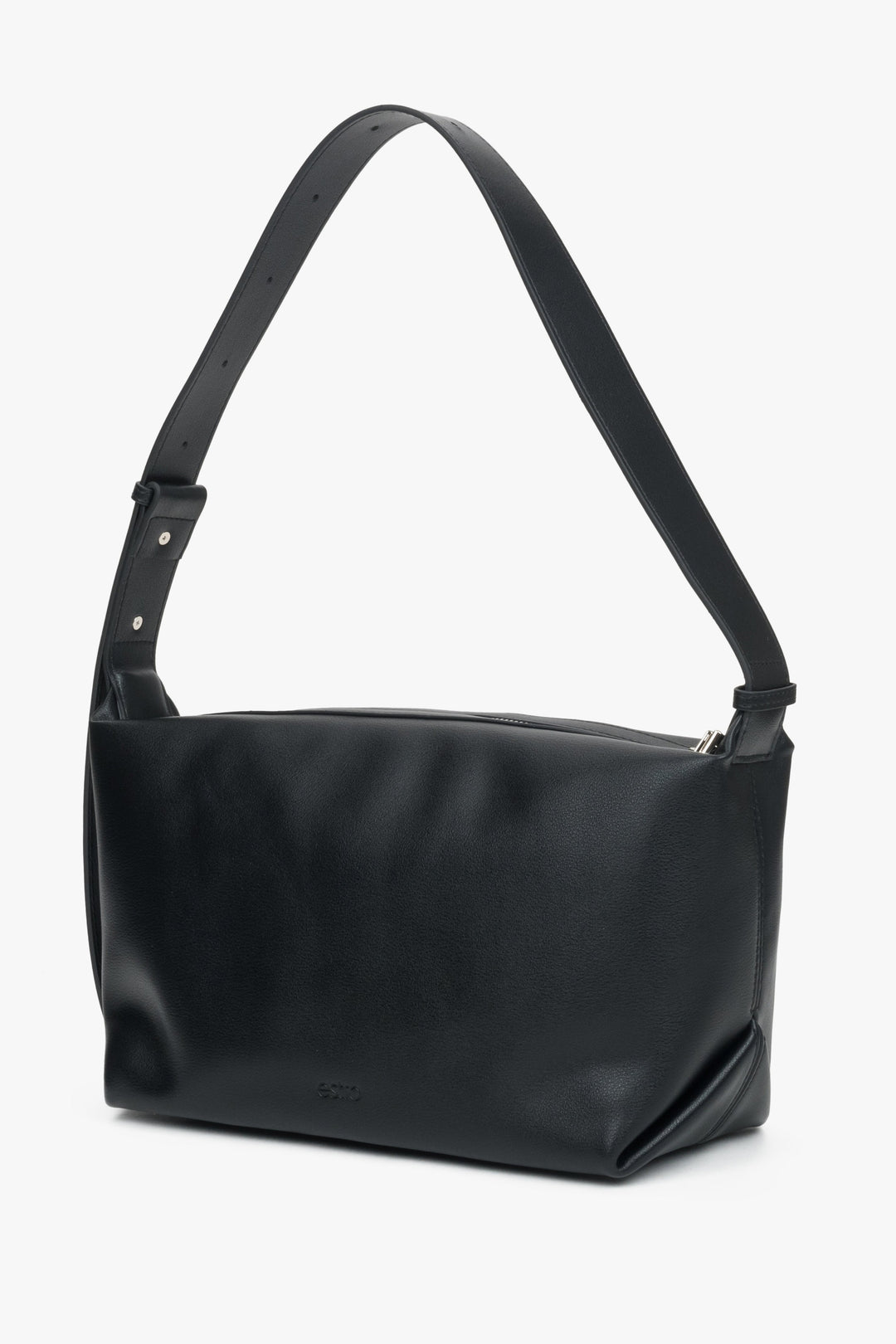 Kompakte schwarze Umhängetasche von Estro aus echtem Leder, perfekt zum Tragen über der Schulter.