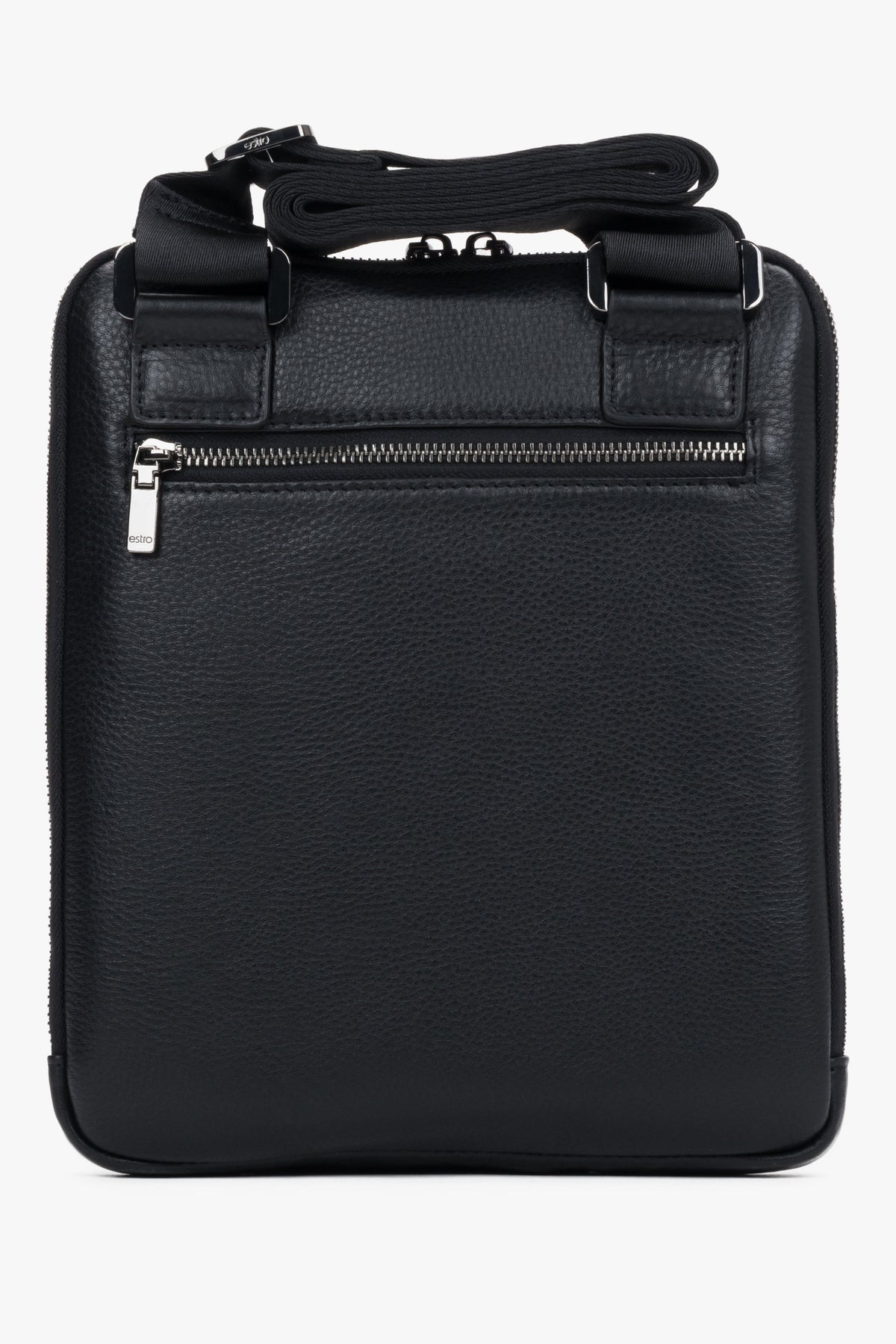 Rückansicht der kompakten schwarzen Herrentasche, die das minimalistische Design und den verstellbaren Gurt zeigt 