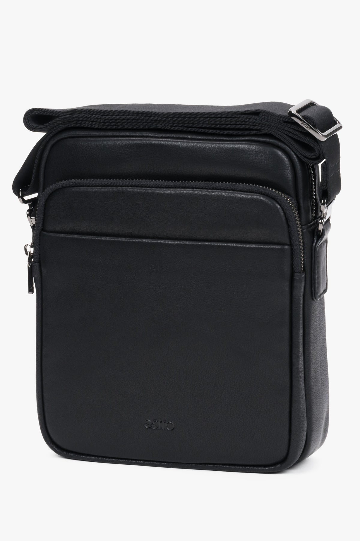 Schrägansicht der vertikalen Herrentasche, die das schlanke Profil und die Lederstruktur hervorhebt 