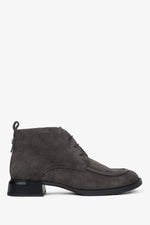 Seitenansicht der kurzen braunen Damen-Stiefeletten aus Natur-Velours mit flachem Absatz