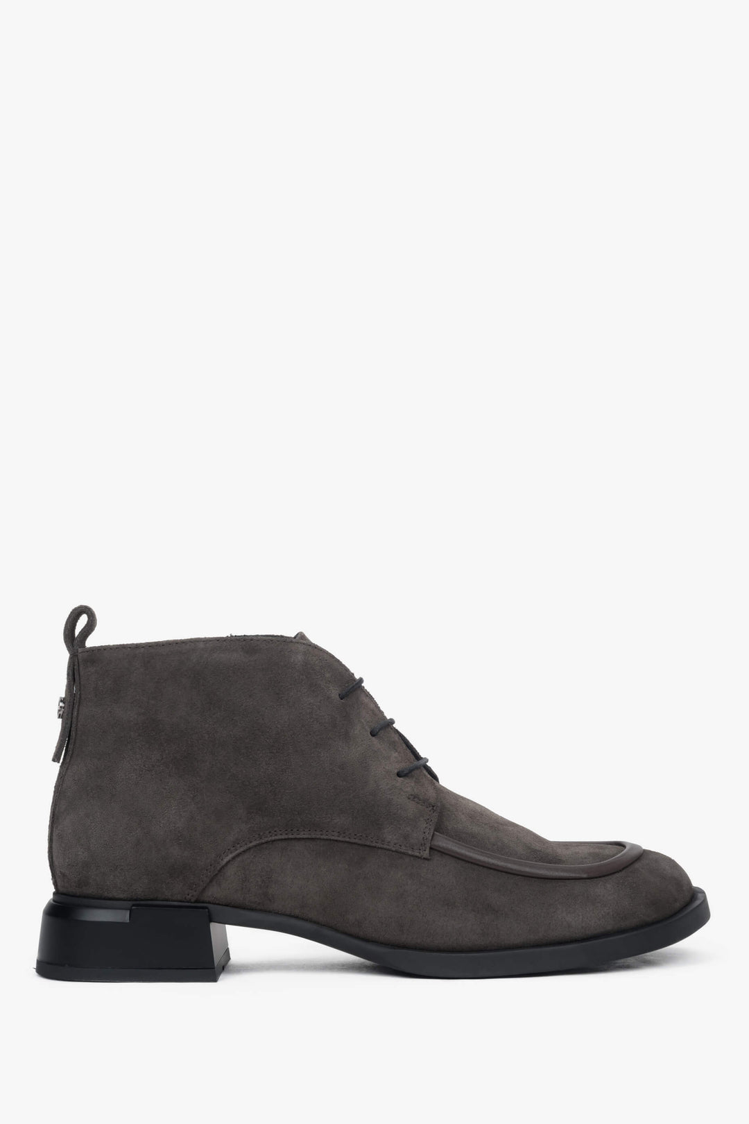 Seitenansicht der kurzen braunen Damen-Stiefeletten aus Natur-Velours mit flachem Absatz