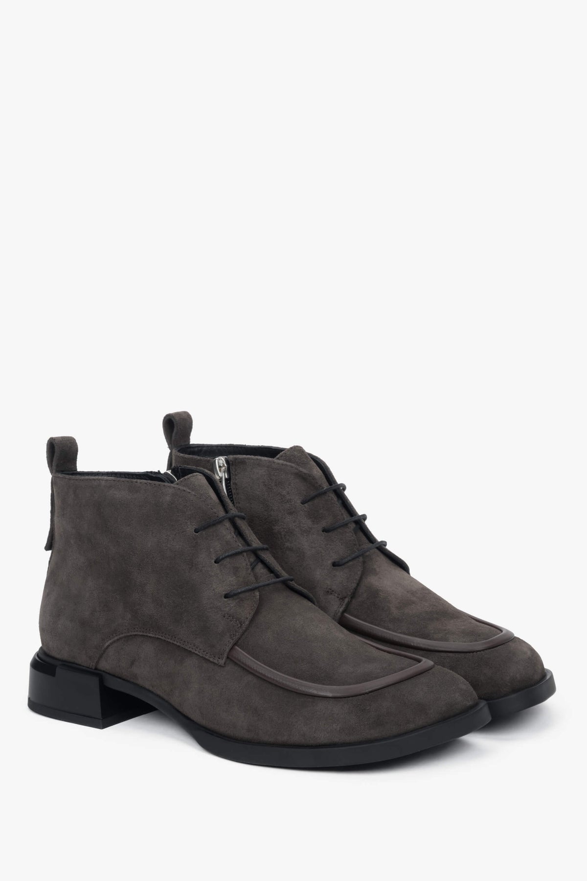 Schrägansicht des eleganten Stiefeletten-Paares mit markanter Mokassin-Naht und Schnürung
