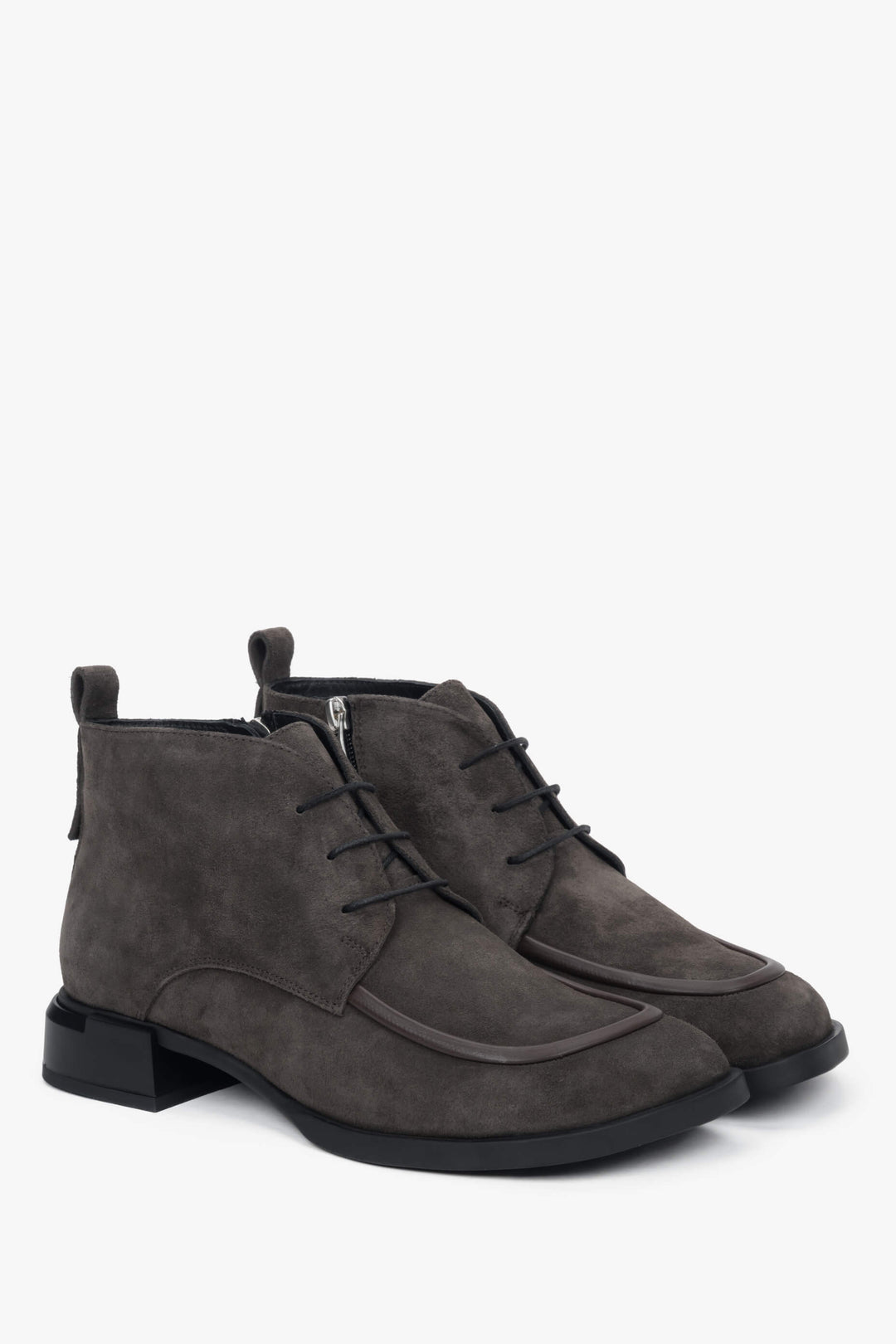 Schrägansicht des eleganten Stiefeletten-Paares mit markanter Mokassin-Naht und Schnürung