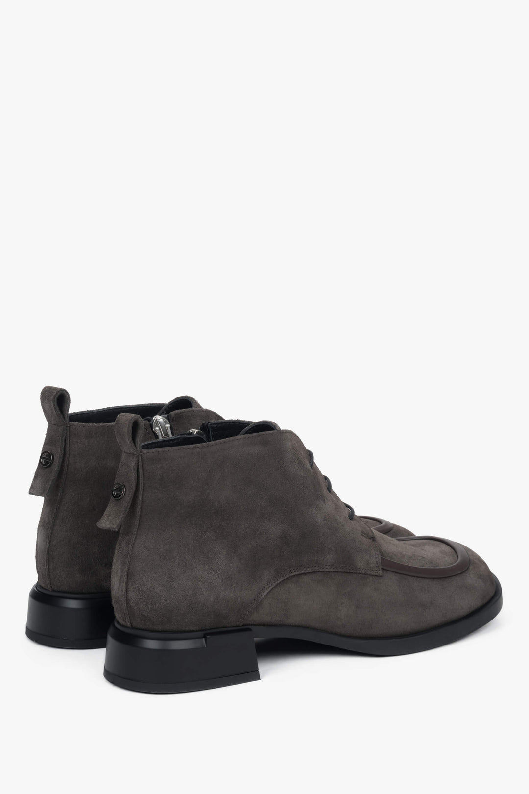 Rückwärtige Schrägansicht der braunen Velours-Boots zur Veranschaulichung der Silhouette