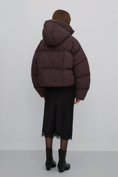 Rückansicht der dunkelbraunen Damen-Pufferjacke, die den kastigen Oversize-Schnitt zeigt