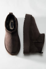 Kurze dunkelbraune Damen-Schneestiefel aus echtem Velours mit warmem Fellfutter Estro ER00117612.