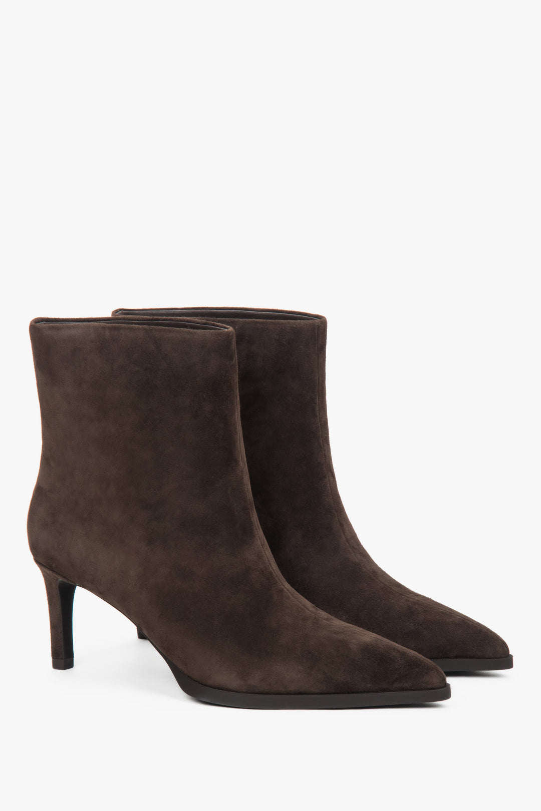 Schrägansicht des Stiefelettenpaares zur Veranschaulichung der spitzen Zehenpartie