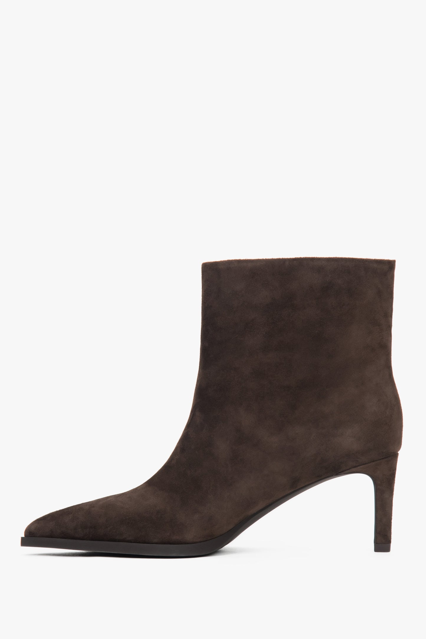 Flache Profilansicht der Innenseite der eleganten dunkelbraunen Damen-Stiefeletten 