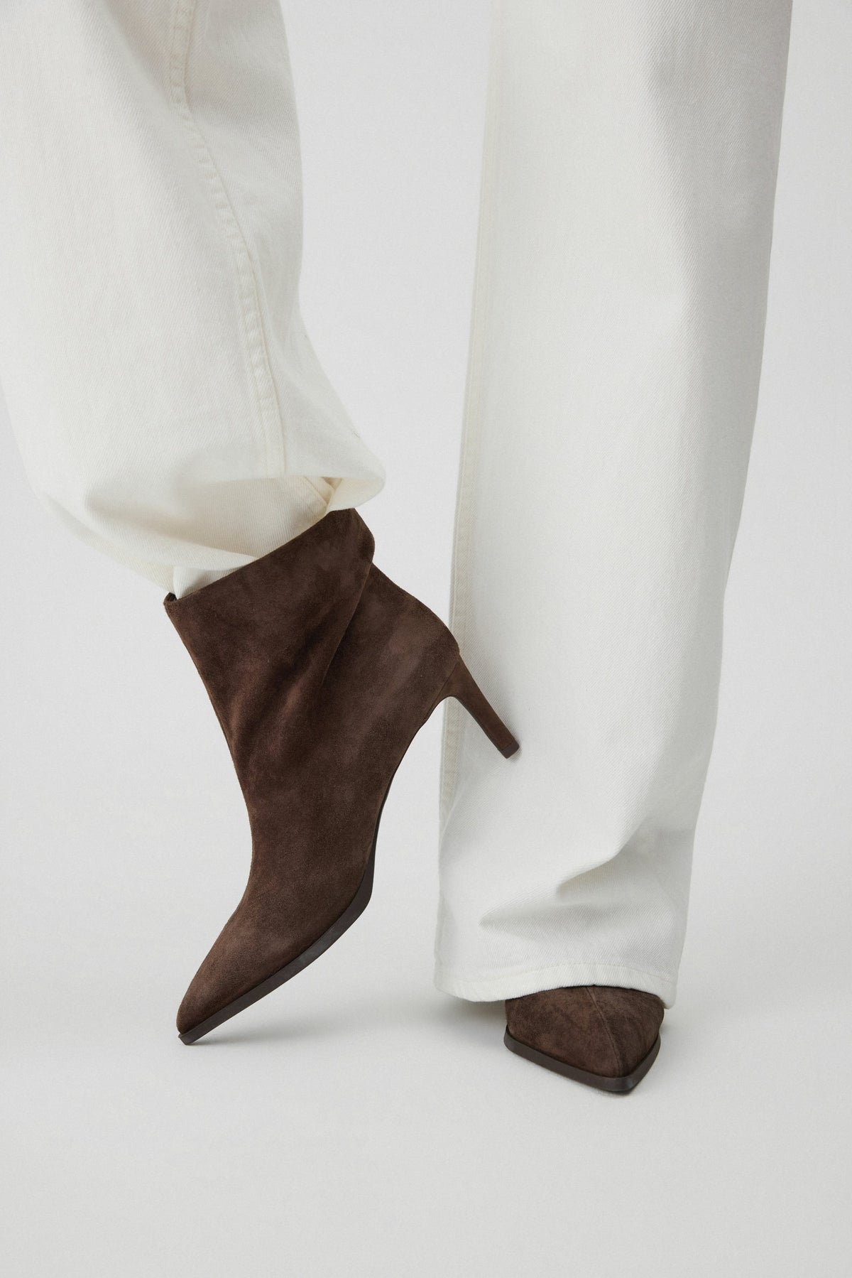 Kurze dunkelbraune Damen-Stiefeletten aus Naturvelours mit Absatz Estro ER00118441
