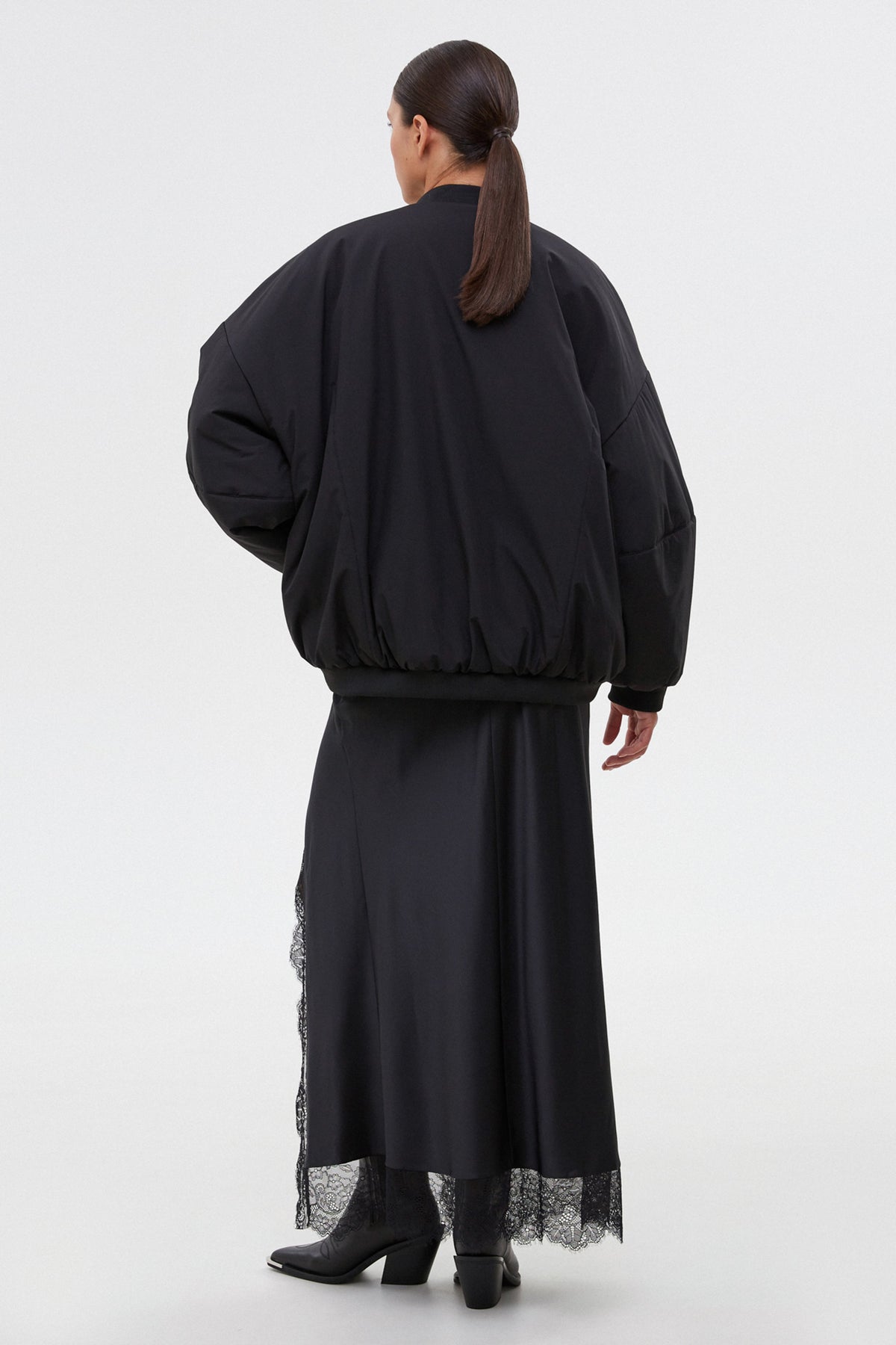 Rückansicht des lässigen Oversize-Schnitts der schwarzen Damenjacke.