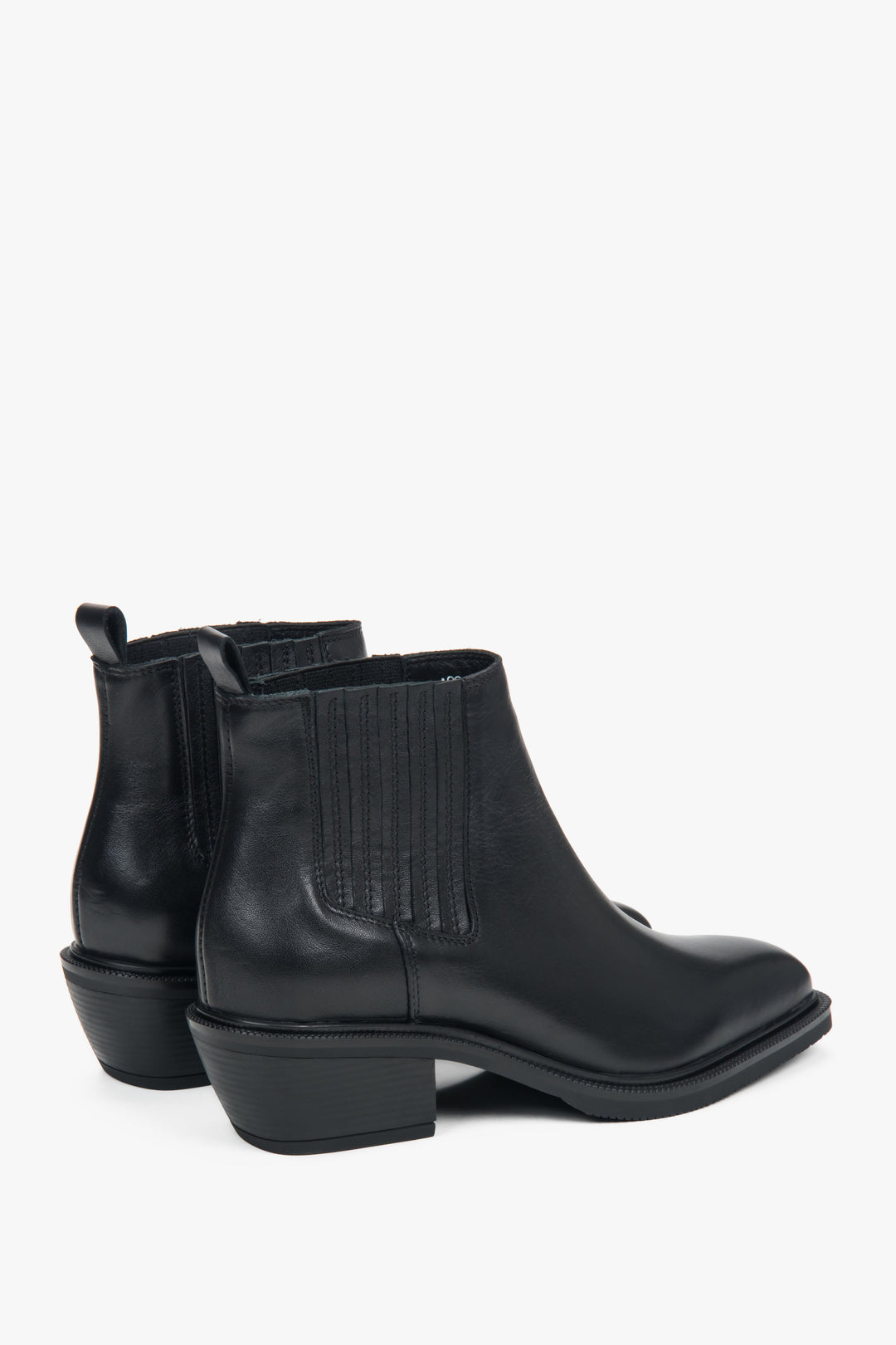 Rückwärtige Schrägansicht der Stiefeletten mit Fokus auf den Fersenbereich und die Zugschlaufe