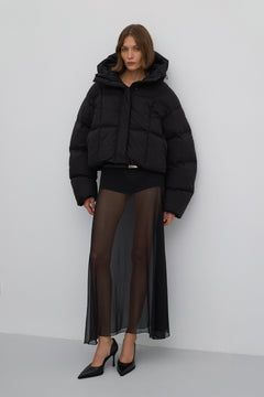 Frontalansicht der geschlossenen schwarzen Winterjacke mit verkürztem Schnitt