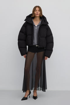 Model im modischen Look mit der kurzen schwarzen Daunenjacke