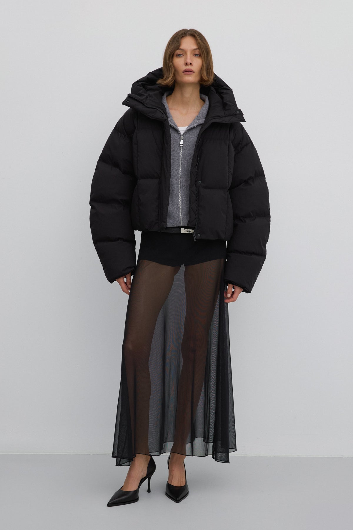 Model im modischen Look mit der kurzen schwarzen Daunenjacke