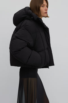 Seitenansicht der voluminösen, kurzen schwarzen Oversize-Winterjacke für Damen