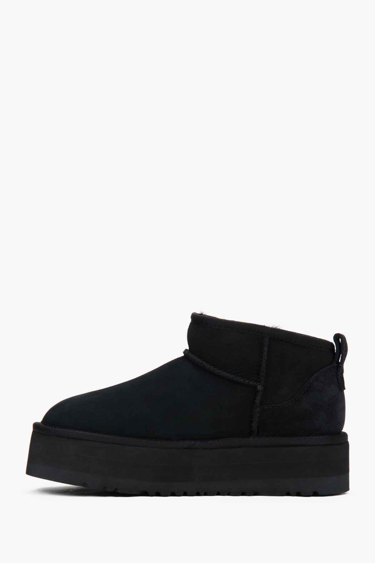 Schwarze niedrige Velours-Winterstiefel mit Fell von Estro.