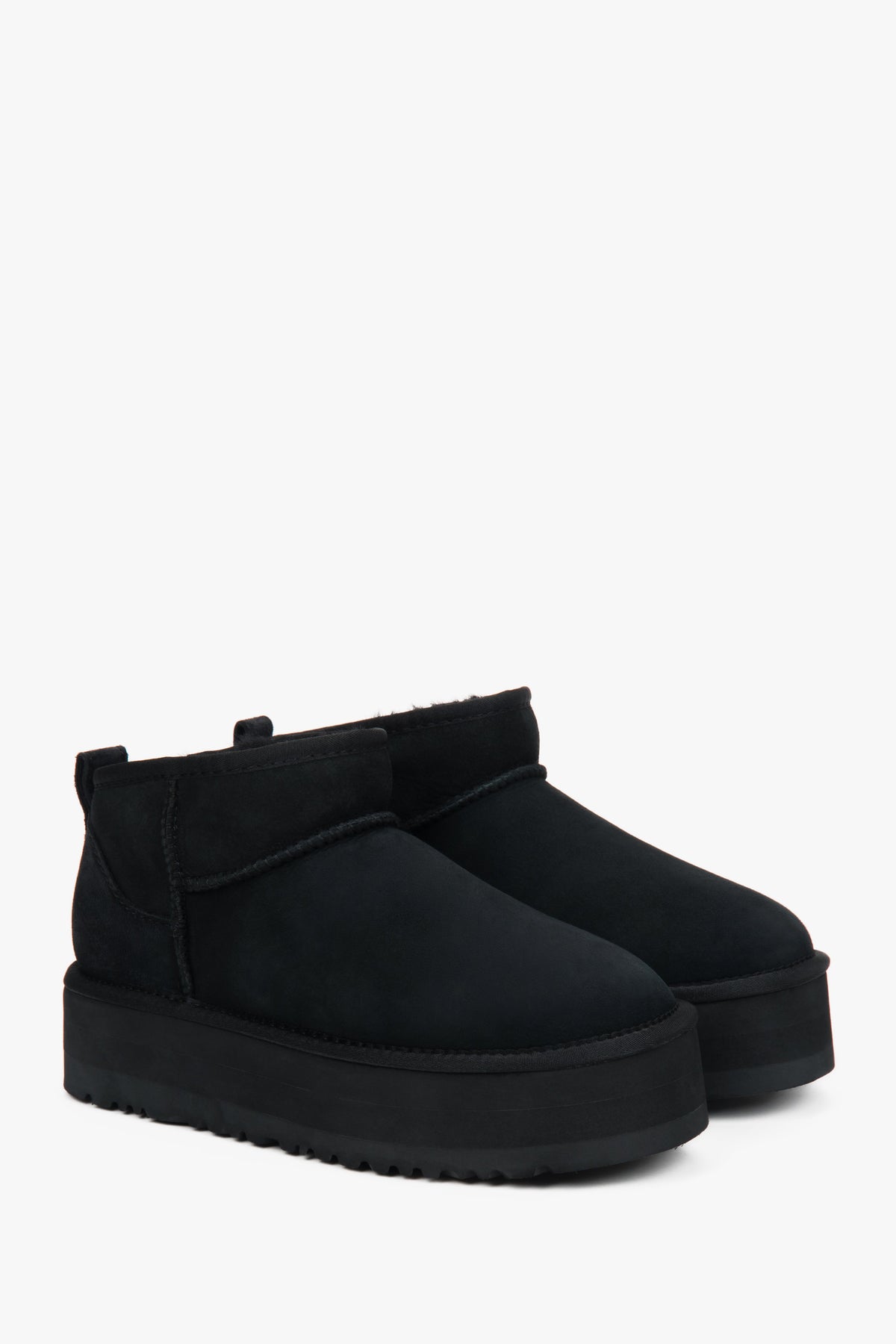 Niedrige schwarze Damen-Winterstiefel aus echtem Velours mit Fell.