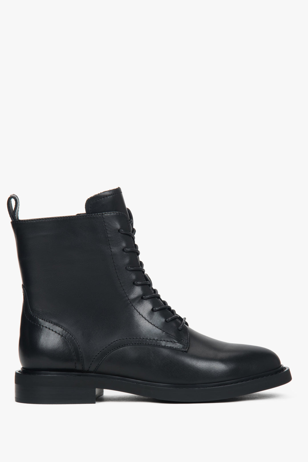 Flache Profilansicht der Außenseite des schwarzen Leder-Schnürboots mit flachem Absatz