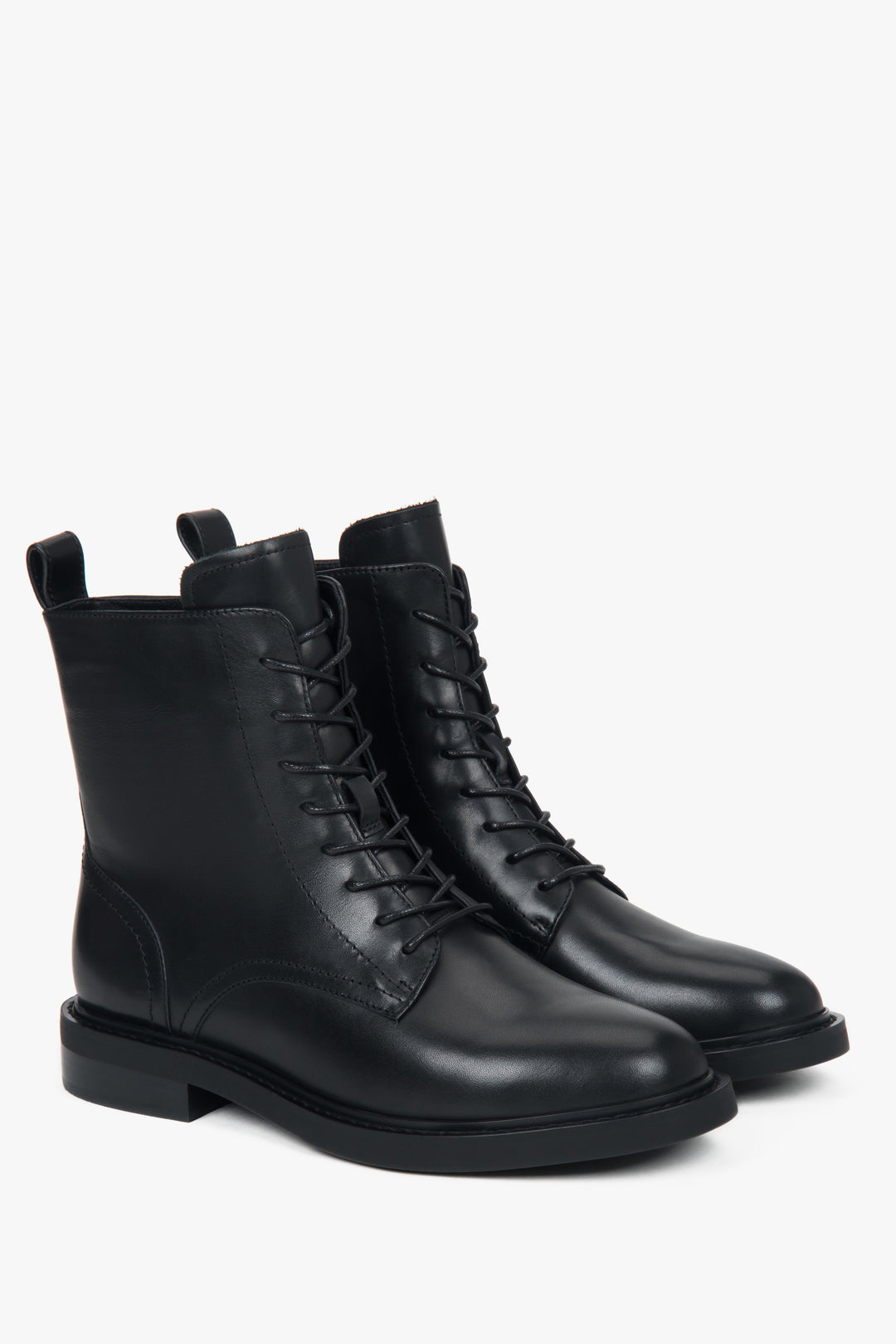 Schrägansicht des Schnürboots-Paares zur Veranschaulichung der klassischen Schnürung 