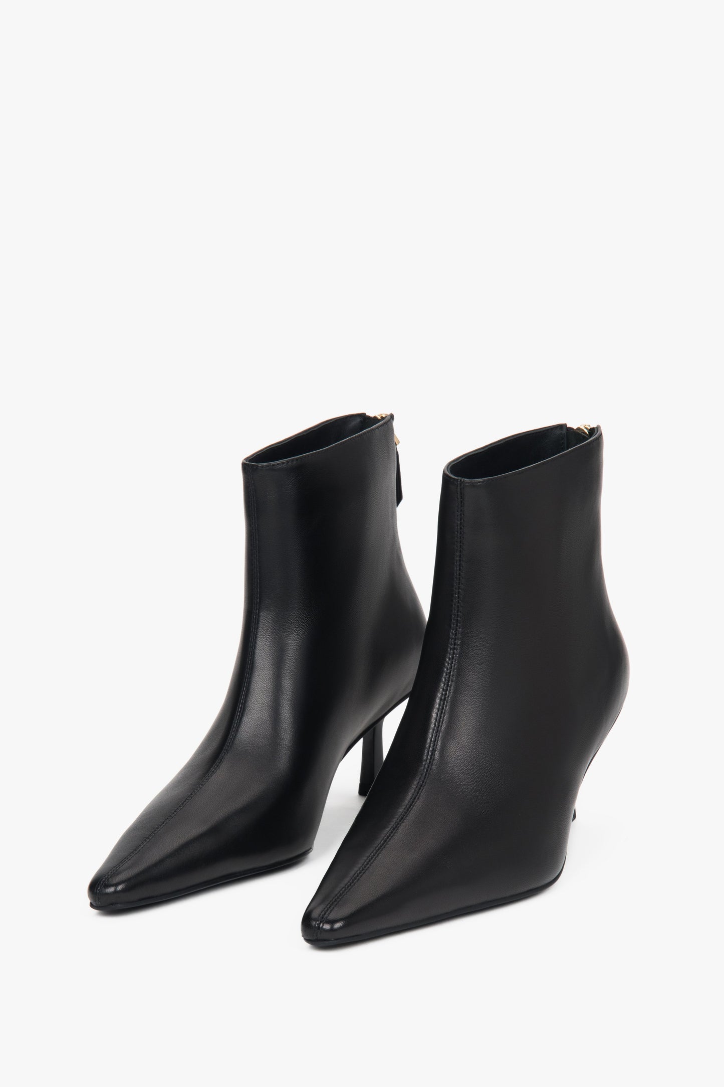 Frontale Schrägansicht des schwarzen Leder-Stiefeletten-Paares mit spitzer Zehenpartie